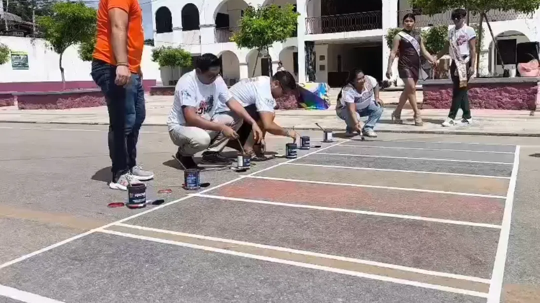 Pintaron un paso peatonal frente al Palacio Municipal.