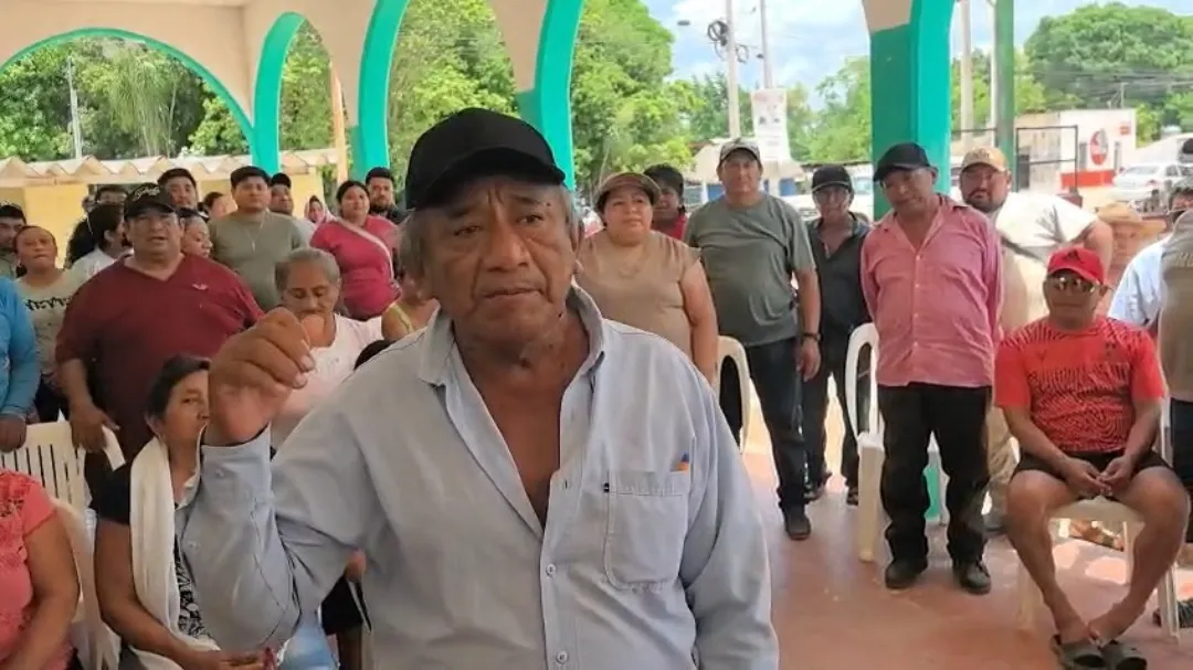 Pobladores de Ich-Ek, Hopelchén, realizaron una tensa asamblea ante la ausencia de autoridades estatales para resolver el problema de las inundaciones.