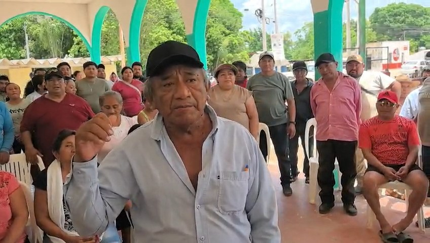 Pobladores de Ich-Ek, Hopelchén, realizaron una tensa asamblea ante la ausencia de autoridades estatales para resolver el problema de las inundaciones.