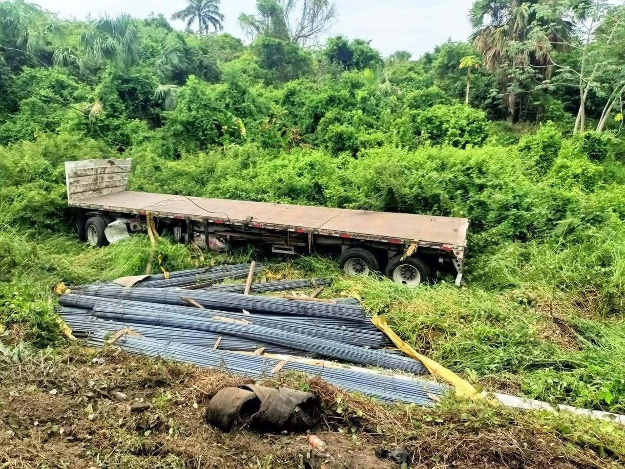 Tráiler cargado con varillas se sale de la carretera y derriba poste de energía en Atasta