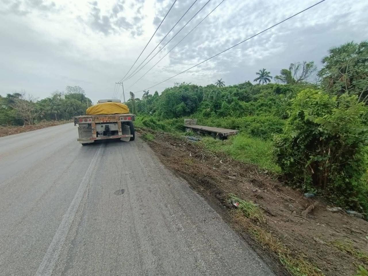 Tráiler cargado con varillas se sale de la carretera y derriba poste de energía en Atasta