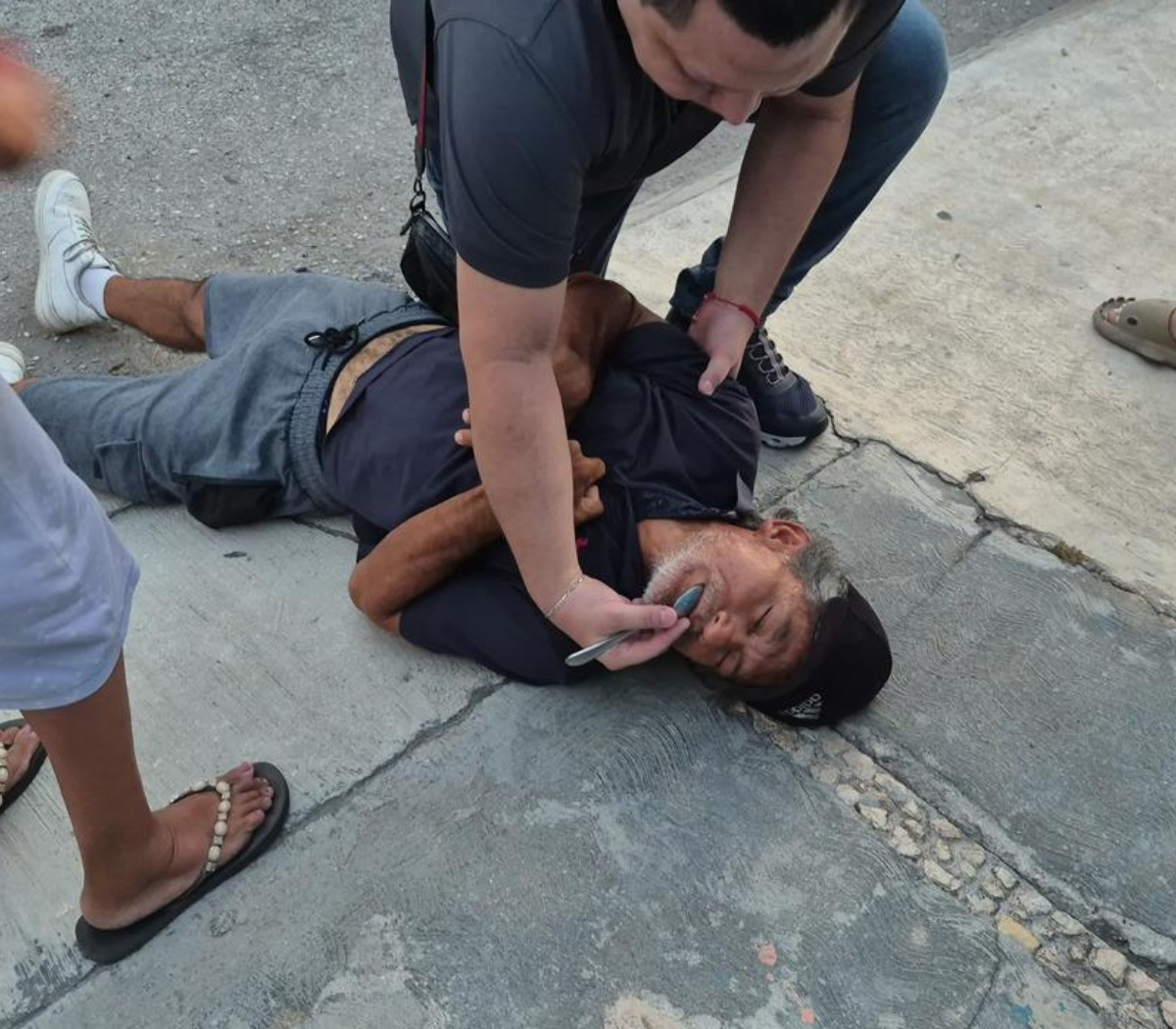 Al percatarse de la situación, vecinos acudieron para brindarle ayuda.