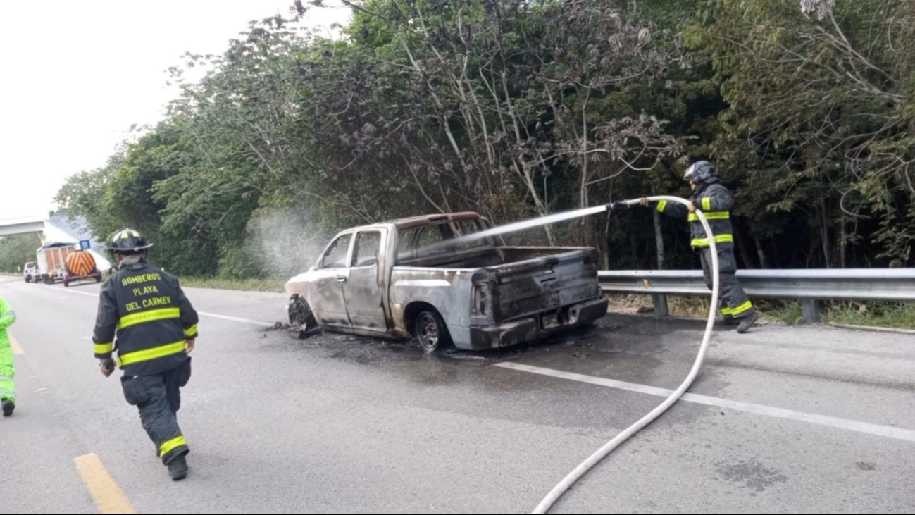 Cuerpos de emergencia sofocan incendio vehicular en Quintana Roo