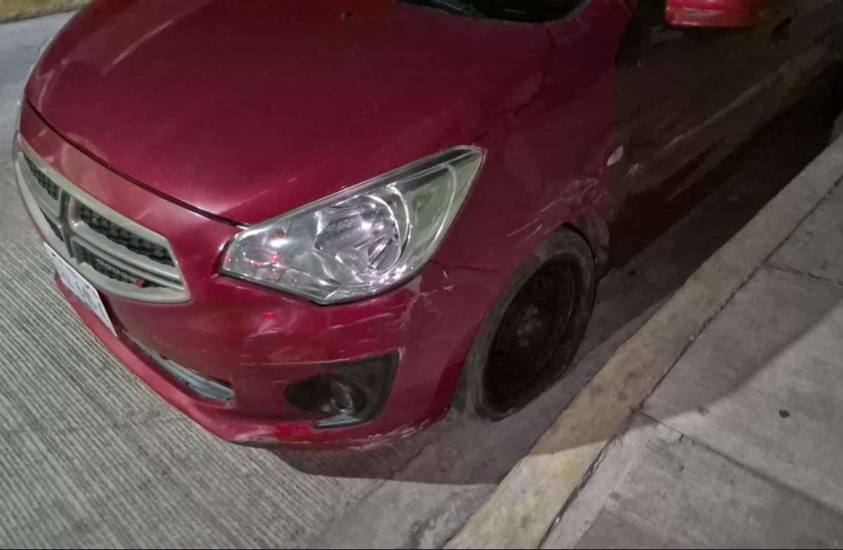 La mujer habría impactado al menos dos vehículos estacionados.