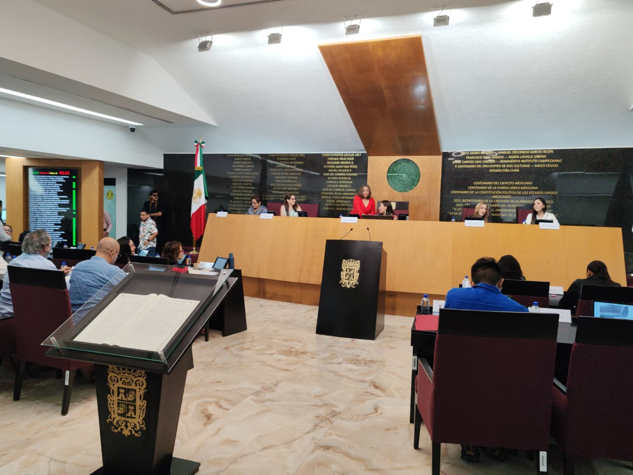 El exhorto fue aprobado por el Pleno con una abstención.