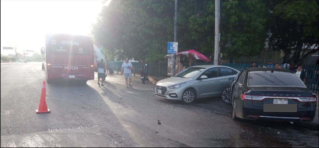 Tres vehículos chocan frente al IMSS