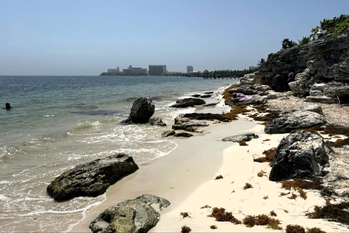 Especialistas advierten que este tipo de obras puede modificar las corrientes marinas y aumentar la erosión en playas vecinas.