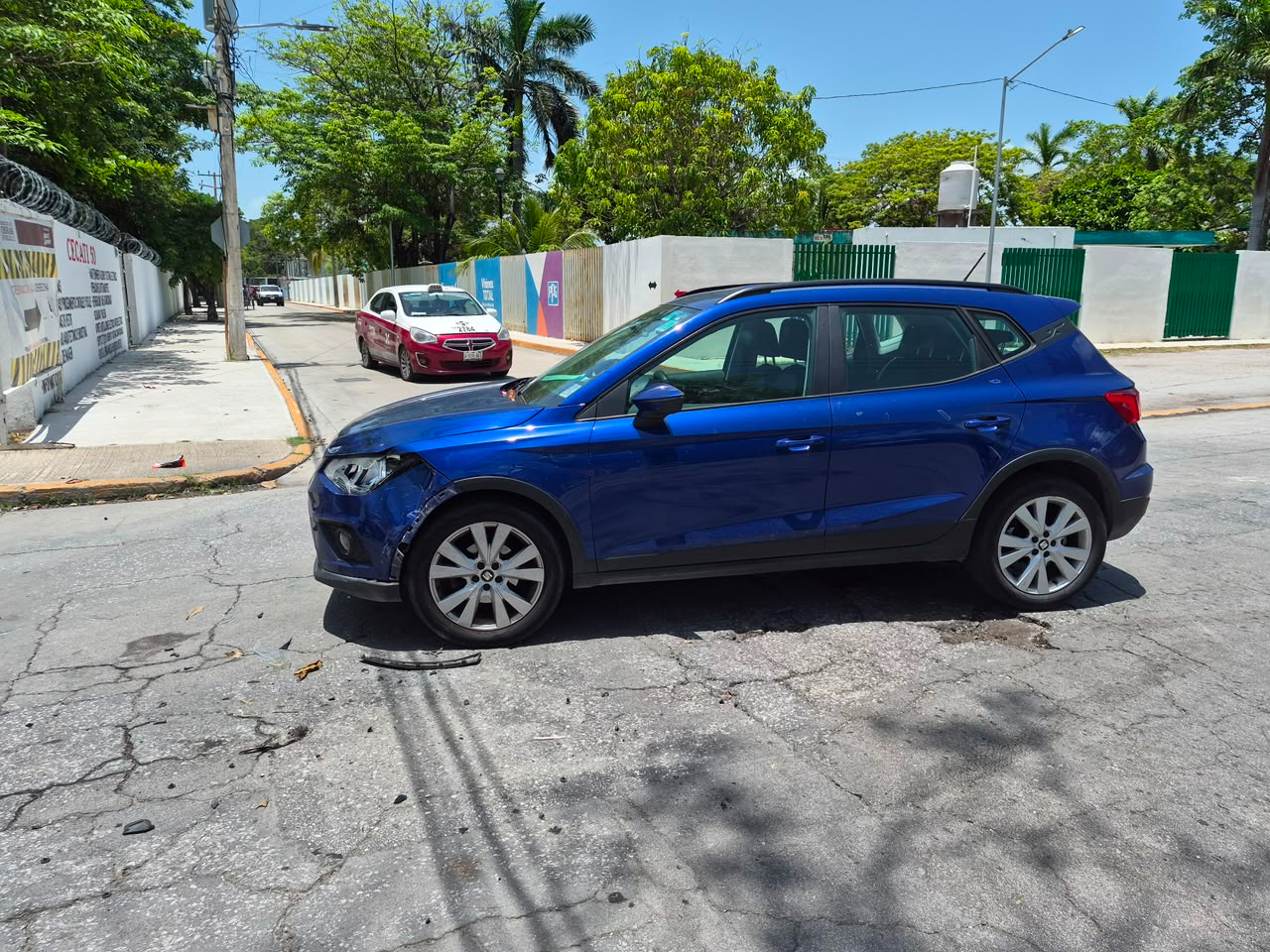 Una Seat Arona y una Nissan Kicks resultaron con severos daños.
