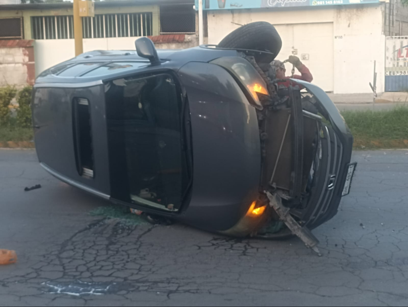 Aparatoso accidente en avenida Francisco I. Madero sin lesionados