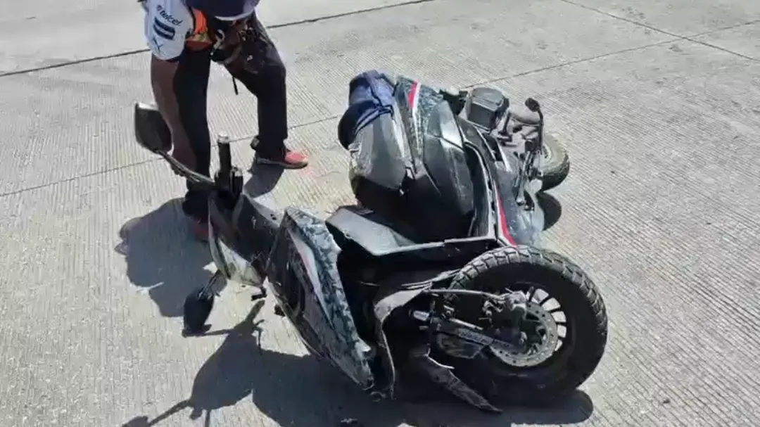 El motociclista logró mover su unidad hacia un lugar seguro.