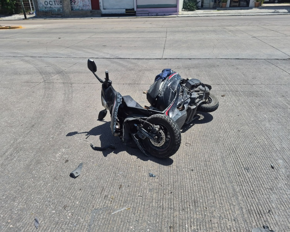El motociclista se estrelló contra el costado del vehículo.