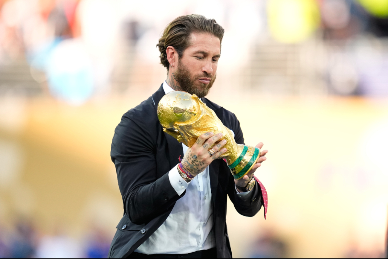 Sergio Ramos tocó la Copa del Mundo sin guantes y la FIFA permite este gesto.