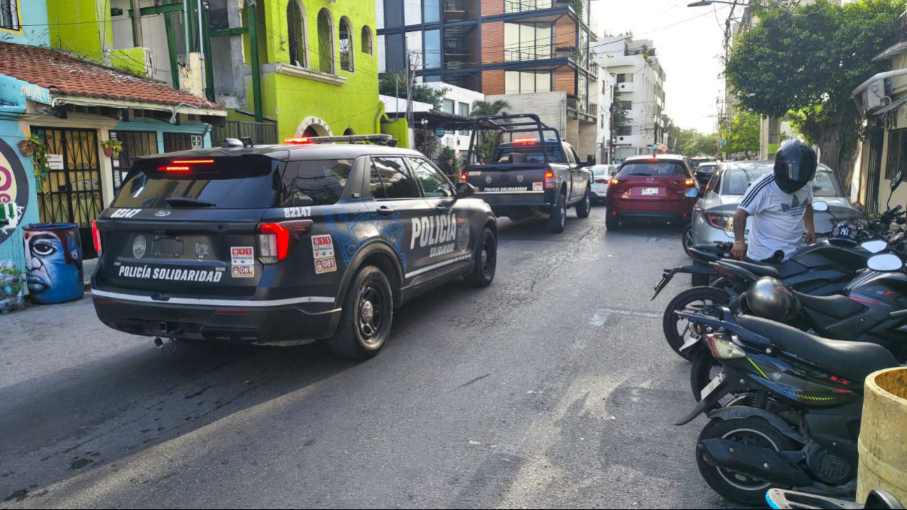 Unidades policiacas llegaron al lugar de los hechos para contener la situación.