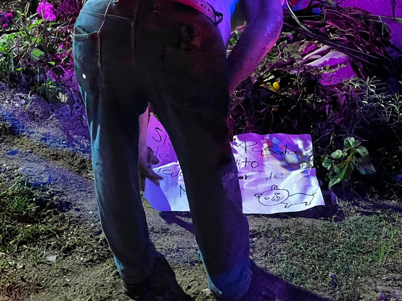 Hallan cartulina con amenaza junto a vehículo calcinado en Campeche