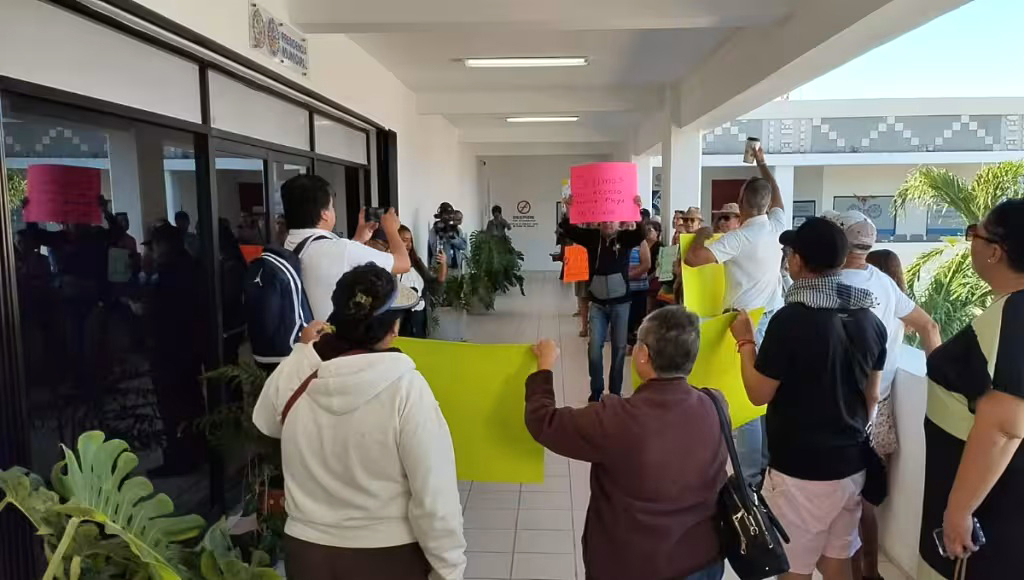 Habitantes denuncian que ahora deben caminar cerca de dos kilómetros para llegar al mar.