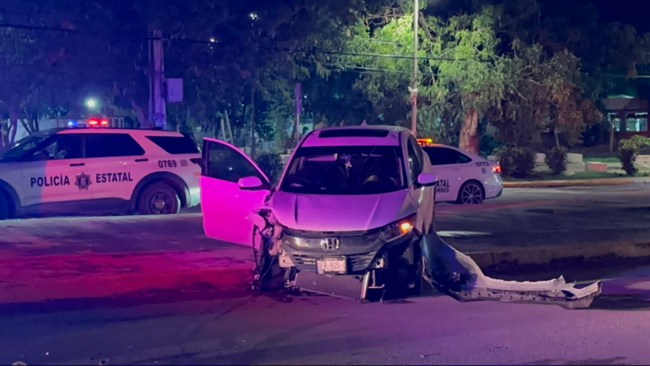Una camioneta chocó contra un remolque sobre la avenida Benito Juárez.