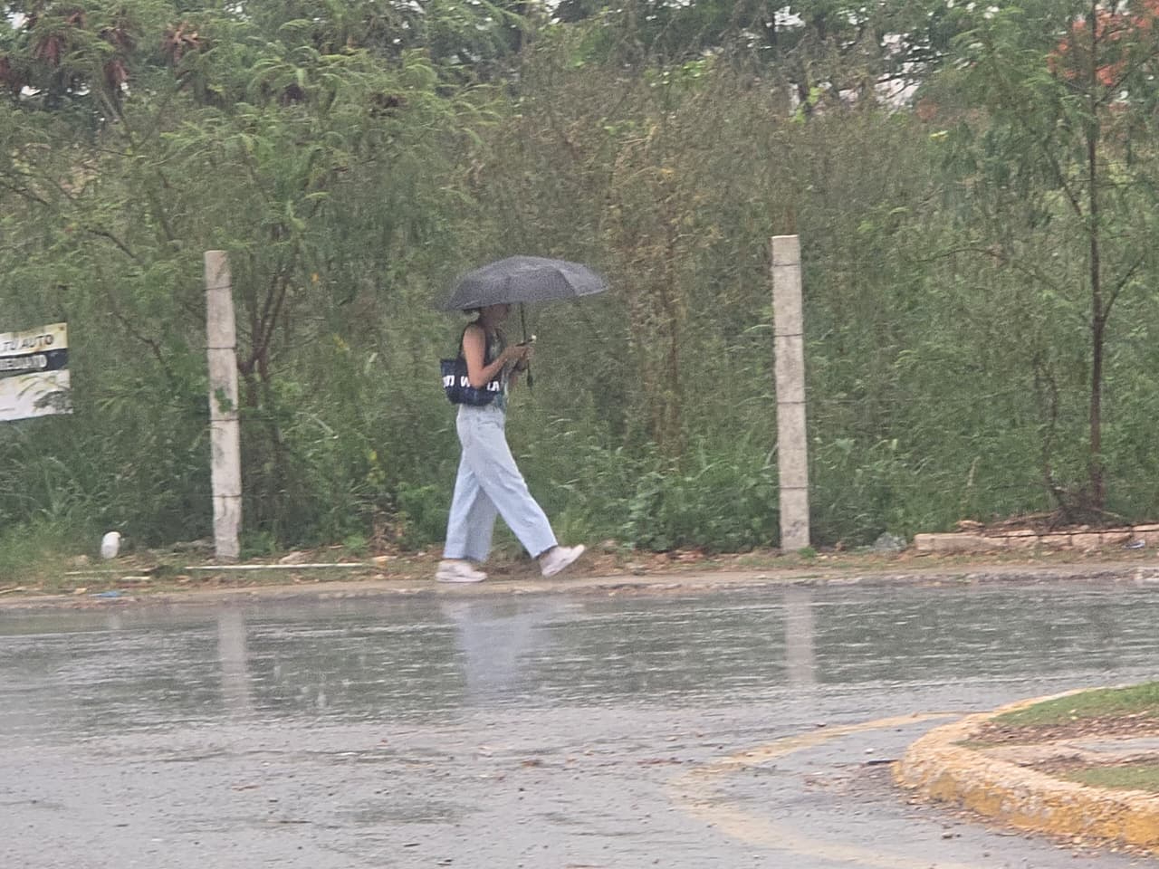 Una vaguada y una onda tropical mantienen en alerta a la Península de Yucatán.