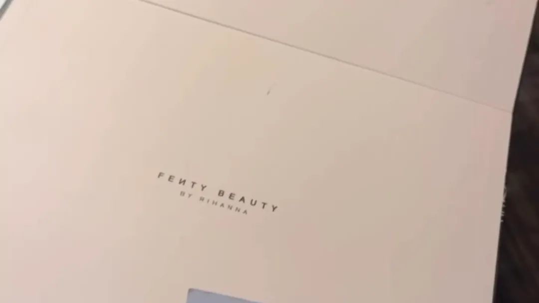 Karina Torres comparte regalo enviado por Fenty Beauty.