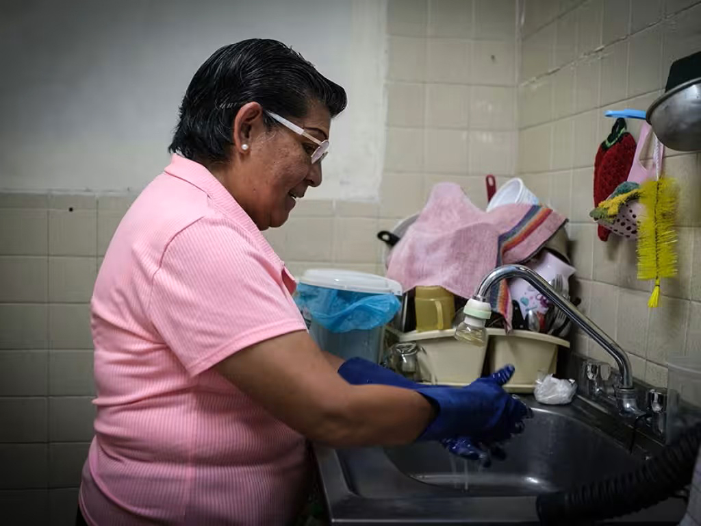 Para muchas, su día inicia en la madrugada, con la preparación de alimentos para la familia, así como limpieza de vivienda y culmina en la noche, tras su jornada de trabajo