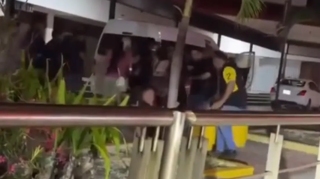 Graban a turistas y choferes protagonizando violenta riña en la Zona Hotelera de Cancún