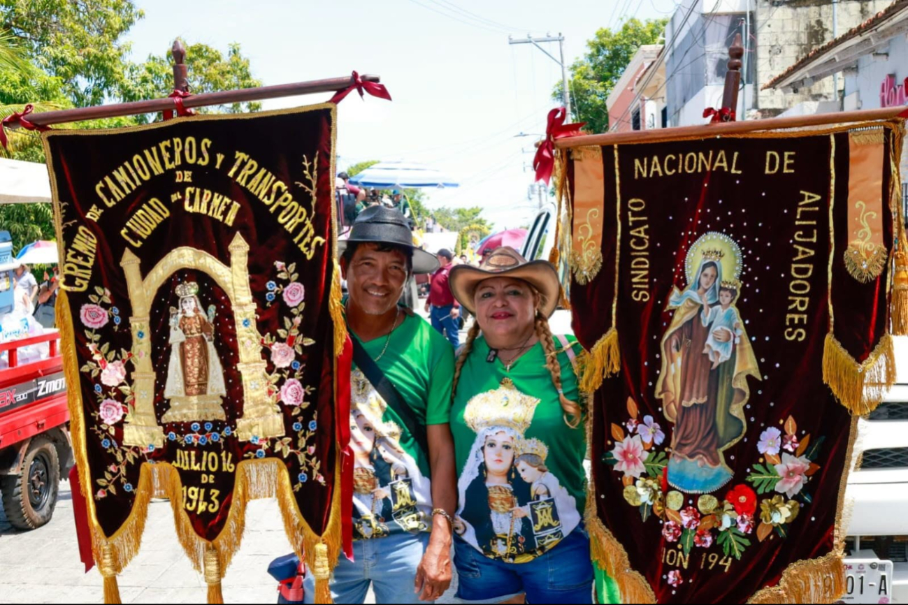 Miles de fieles participaron en el tradicional paseo de la Virgen del Carmen.