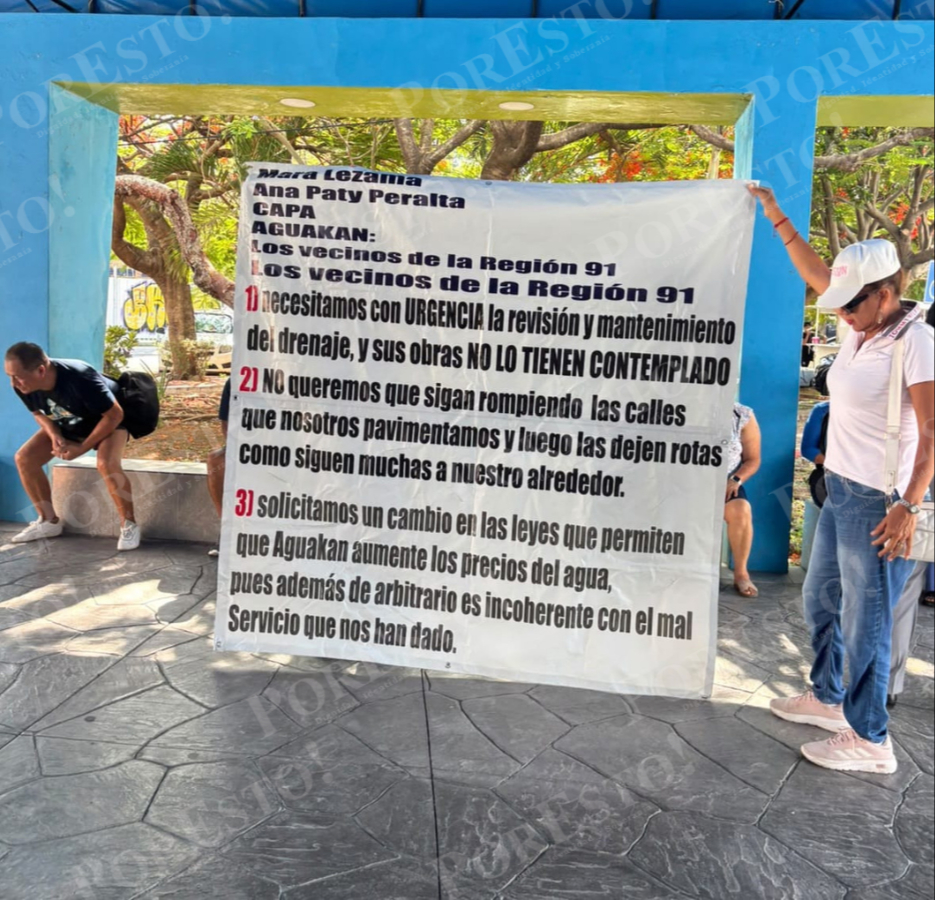 Vecinos de Cancún se manifiestan contra Aguakan por altas tarifas