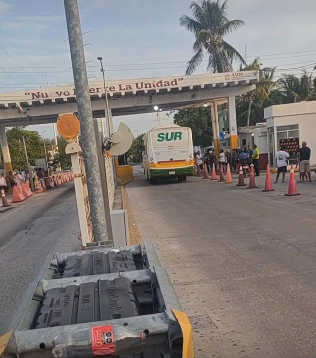 Habitantes de Isla Aguada tomaron la caseta de cobro del Puente de la Unidad por fallas eléctricas.