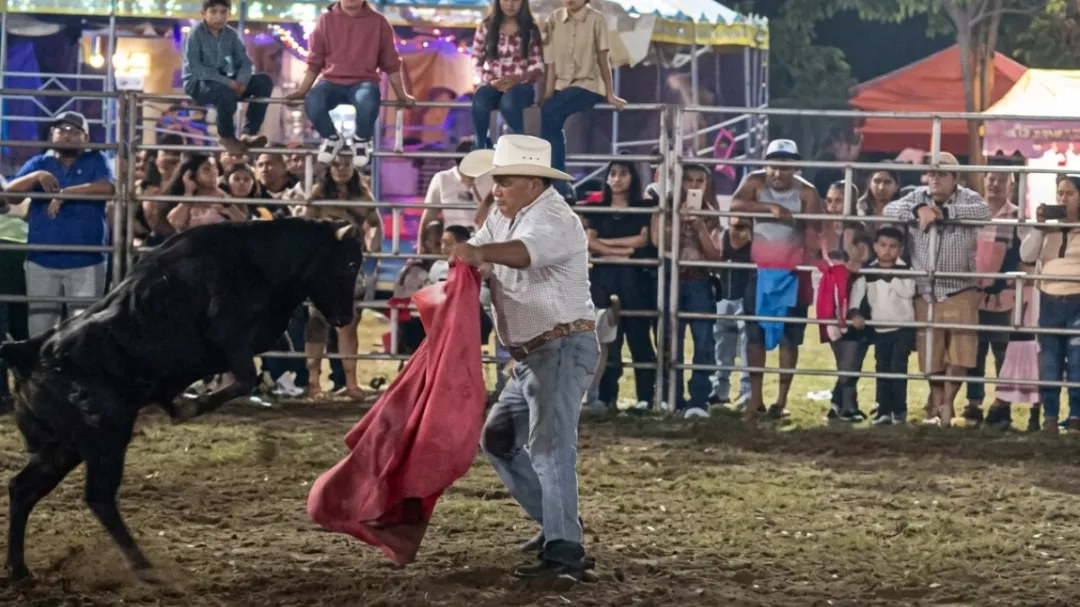 Alcalde de Tepakán es embestido por una vaquilla; video muestra el momento