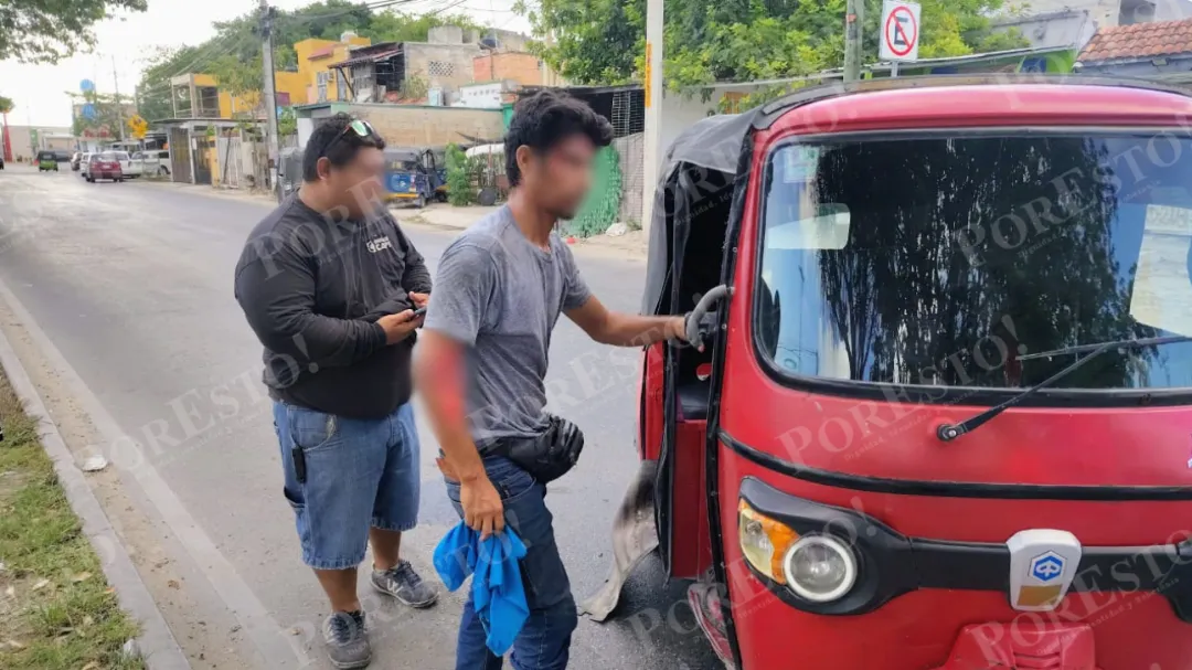Vecinos auxiliaron al conductor del mototaxi, quien quedó atrapado debajo de su unidad