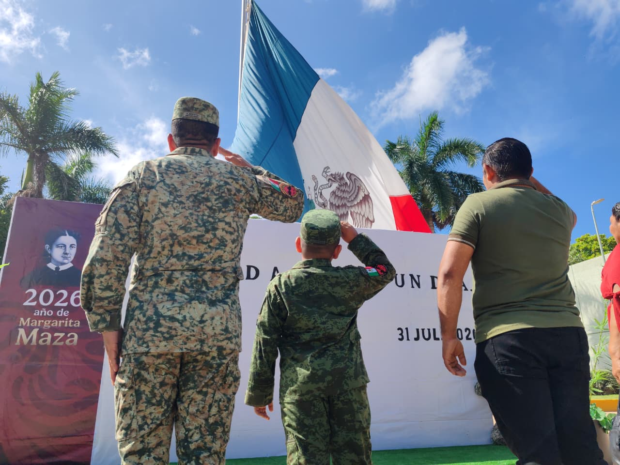Acompañado de su familia, encabezó los honores a la Bandera junto a un pelotón de militares.