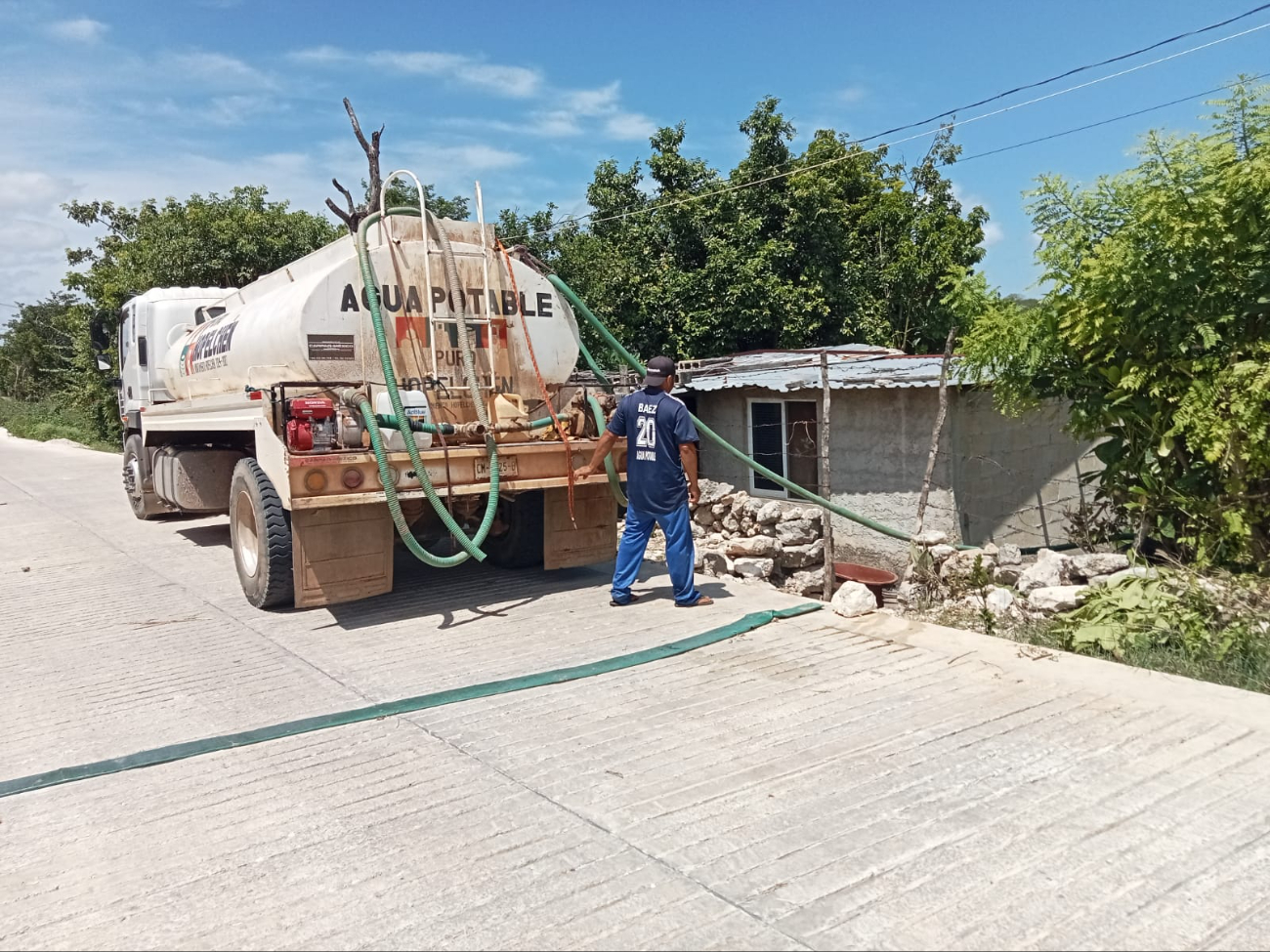El Ayuntamiento de Hopelchén realiza la entrega de agua potable a través de una pipa a los vecinos.