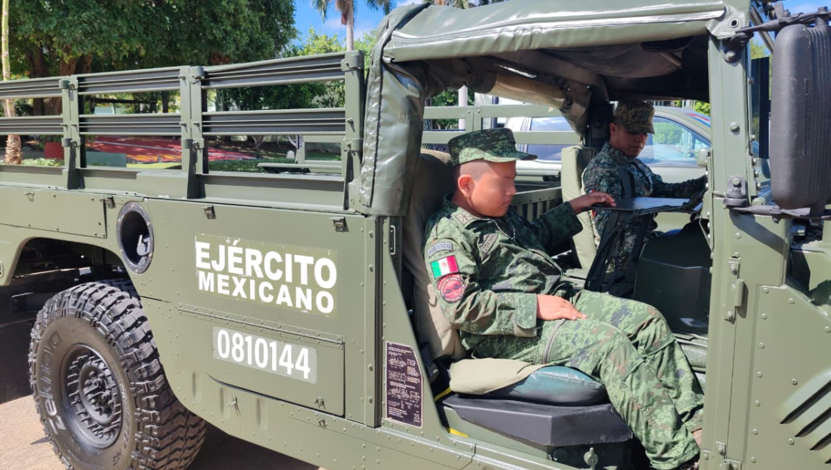 Los militares le dieron un recorrido en un vehículo oficial por la explanada del batallón.