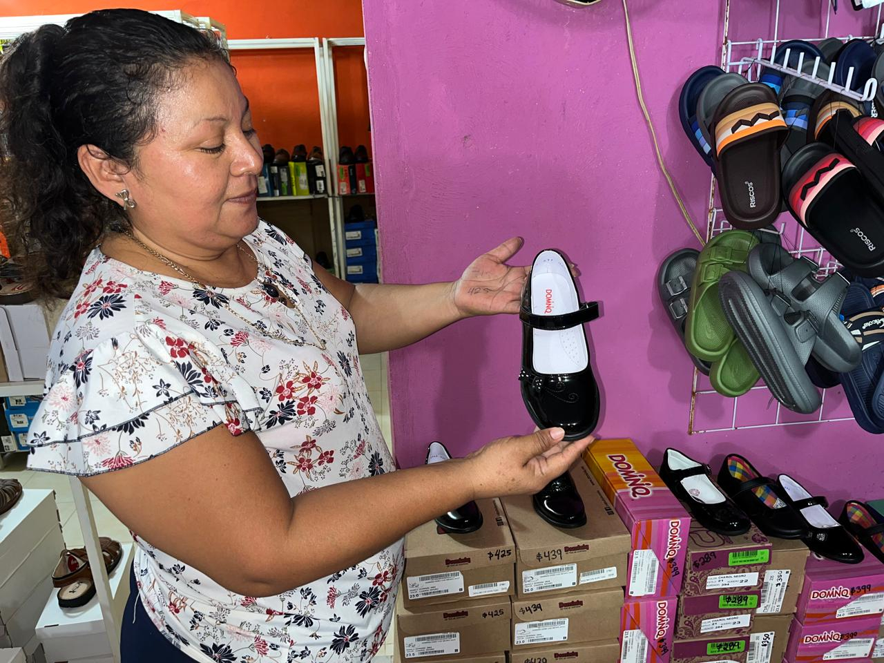 La comerciante Mariela Ayil Madera comenzó a surtir su local en la colonia San Isidro tras terminar las clases.