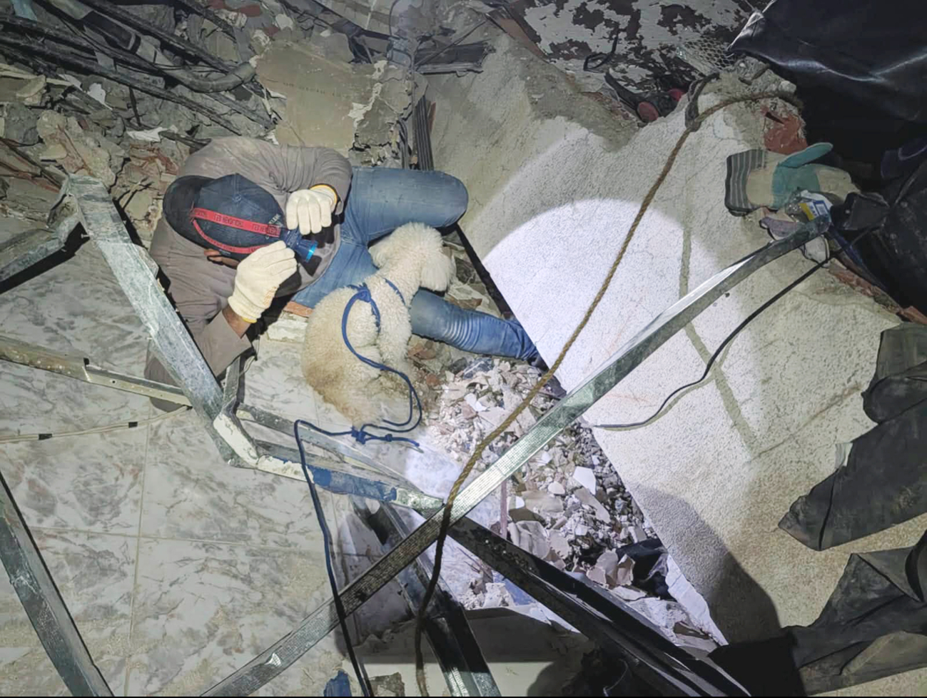 Topos Quintana Roo rescatan sobreviviente en Venezuela tras sismo