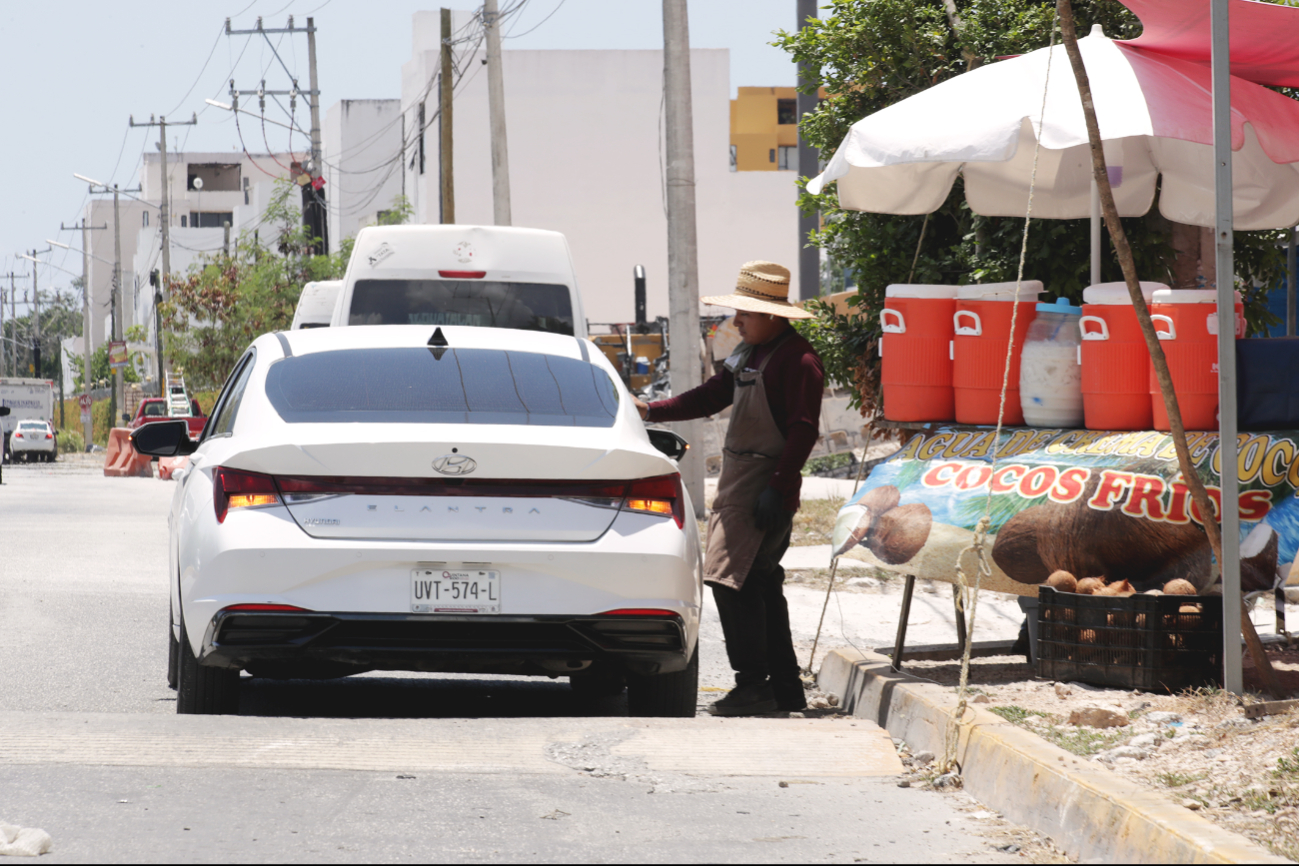 La Sesa exhortó a mantener hidratados a niños, adultos mayores y obreros expuestos al sol, al ser los grupos con mayor riesgo
