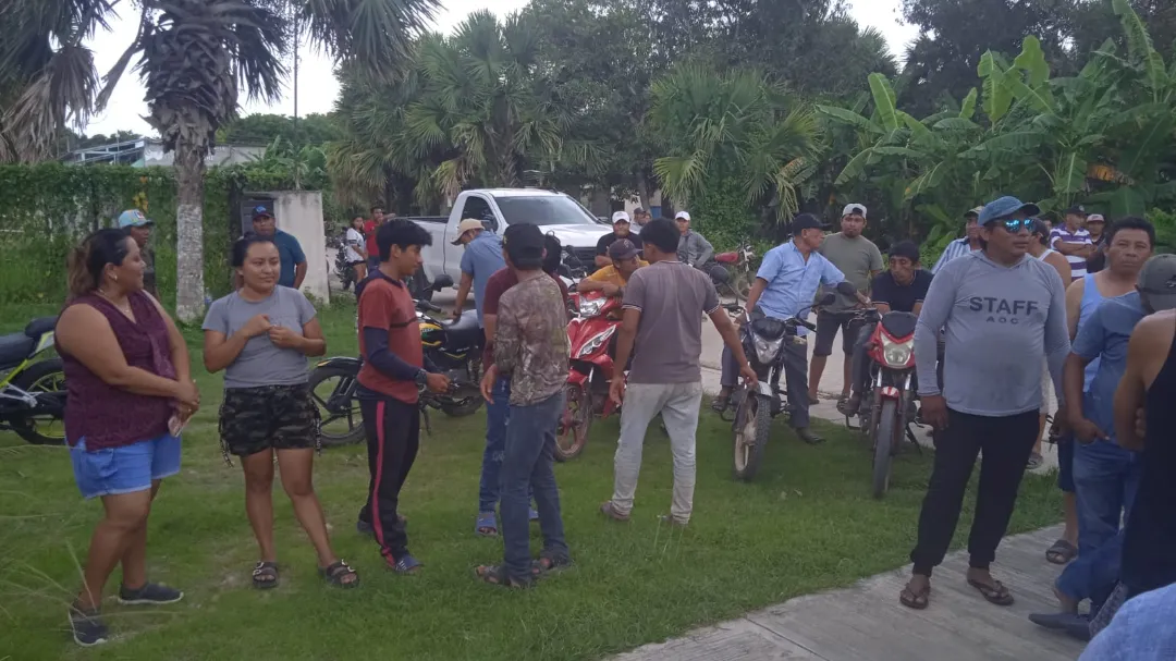 Comunidades de La Montaña retienen a empleados de la CFE.