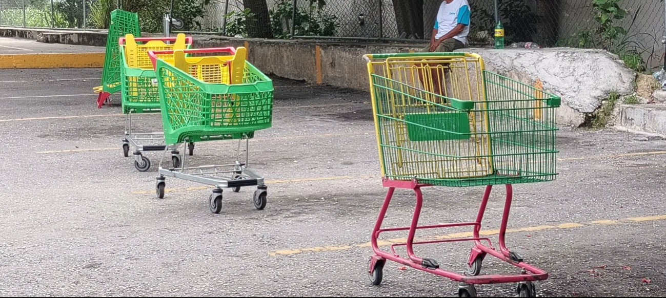 Acusan a hombre de apartar cajones y cobrar en estacionamiento de Bodega Aurrera Campeche