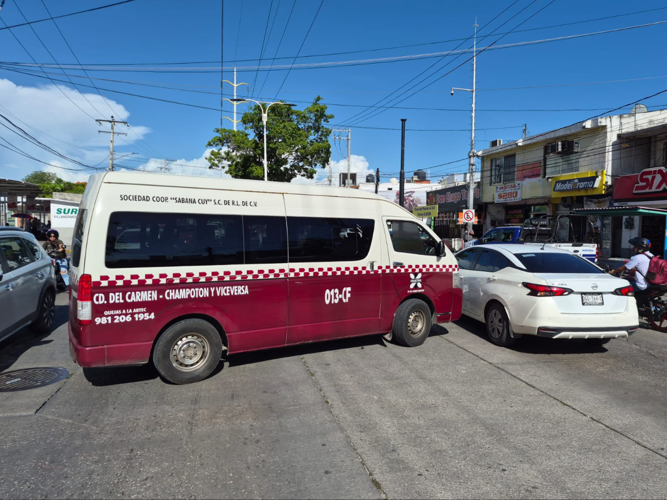 Choque en la avenida 10 de Julio de Ciudad del Carmen provoca caos vial frente al ADO