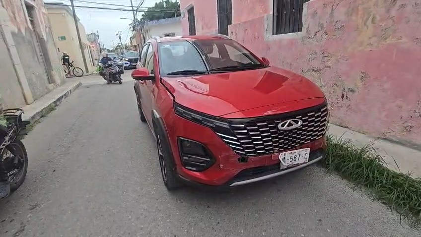 El vehículo afectado fue embestido de forma lateral por un automóvil marca Chirey de color rojo.