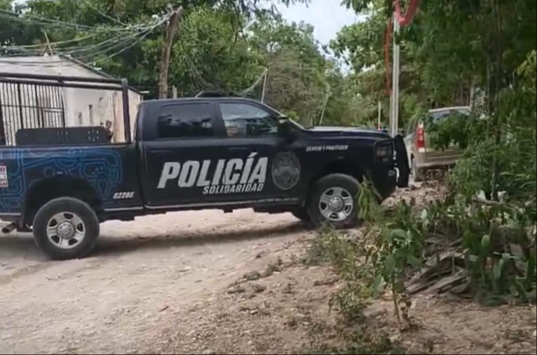 Elementos policiacos llegaron a la escena del crimen para tomar conocimiento.
