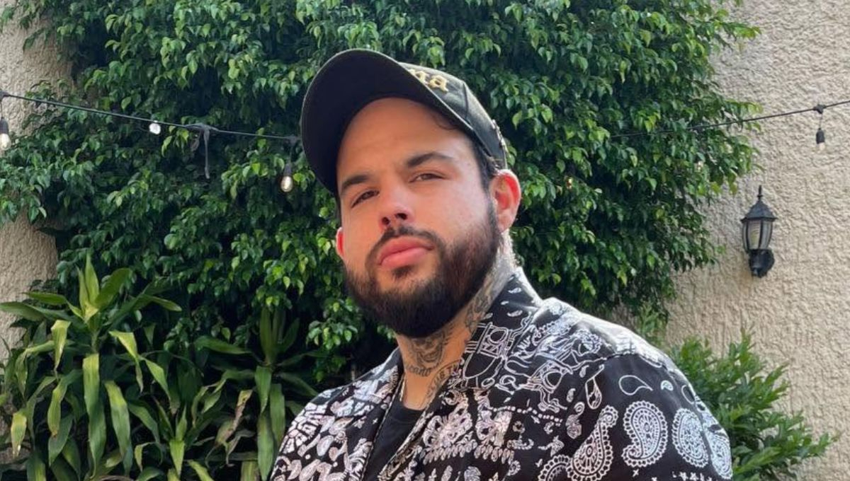 Emiliano Aguilar aparece cantando uno de los temas más famosos de su padre, Pape Aguilar