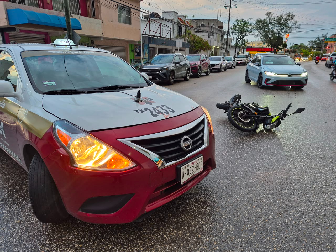 Motociclista derrapa al evitar chocar con taxi frente a la estación de Bomberos; termina con lesiones leves
