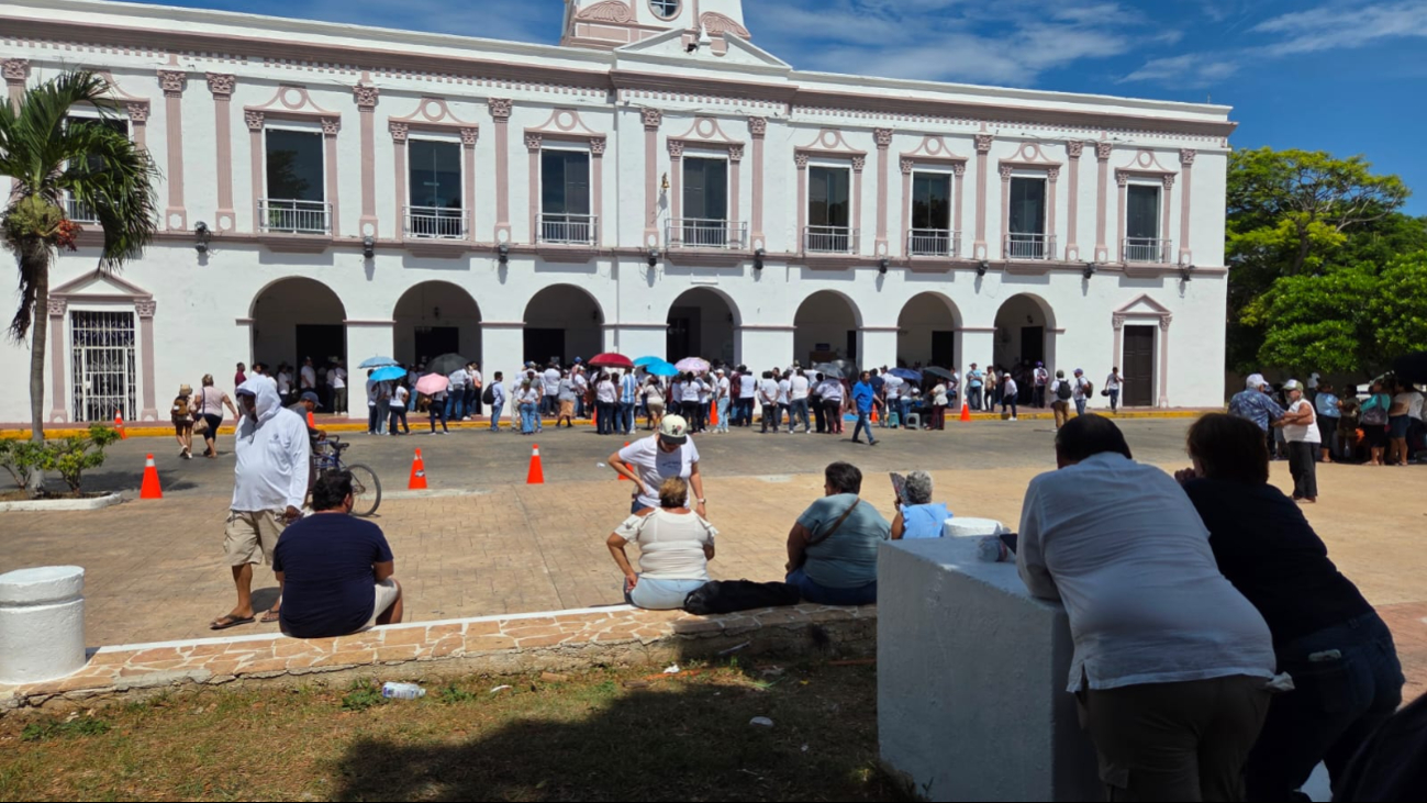 Sindicatos del Ayuntamiento de Progreso bloquean accesos al puerto por demandas laborales