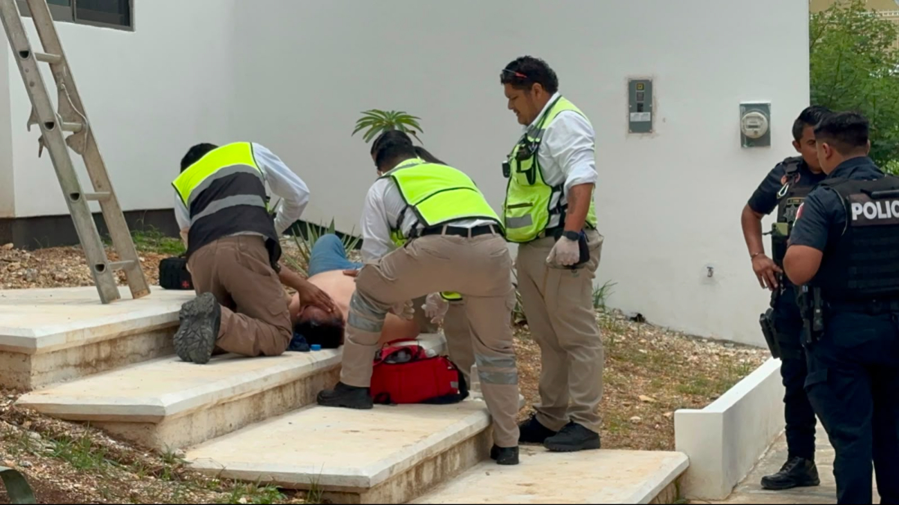 Un hombre cayó al vacío desde una altura aproximada de dos metros y medio.