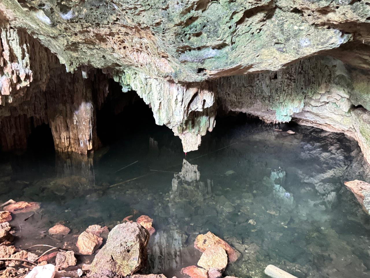 Vecinos señalaron que el cenote permanece en el abandono