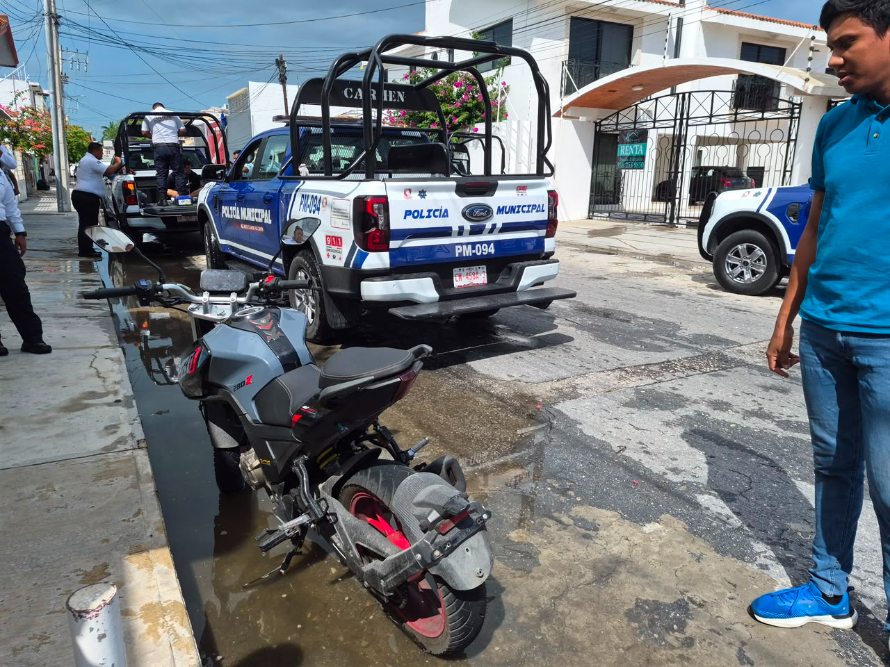 Los policías aseguraron una motocicleta con reporte de robo vigente.