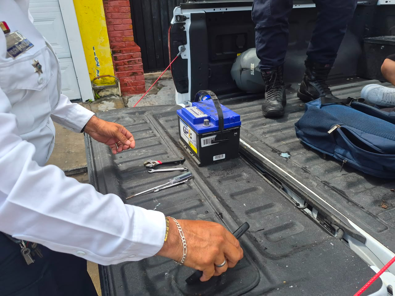 También recuperaron una batería de automóvil presuntamente robada.