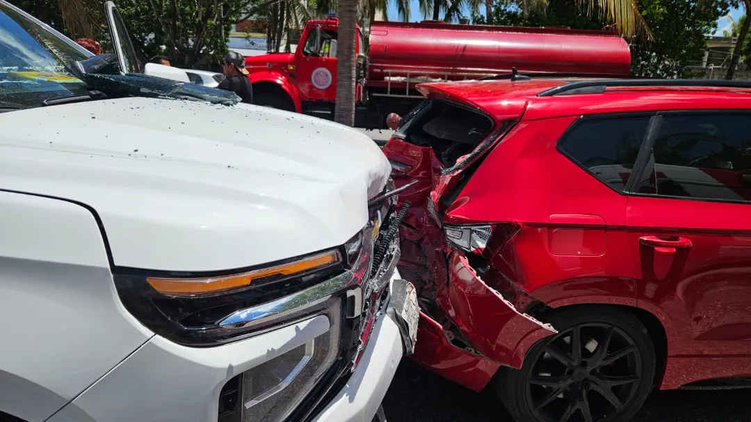 Una mujer que viajaba como pasajera tuvo que recibir atención en el interior de una ambulancia de la Cruz Roja, sin que ameritara ser trasladada a un hospital