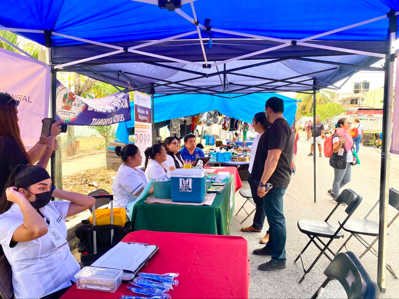 En Benito Juárez continúan las brigadas de vacunación y consulta, incluso en los tianguis.