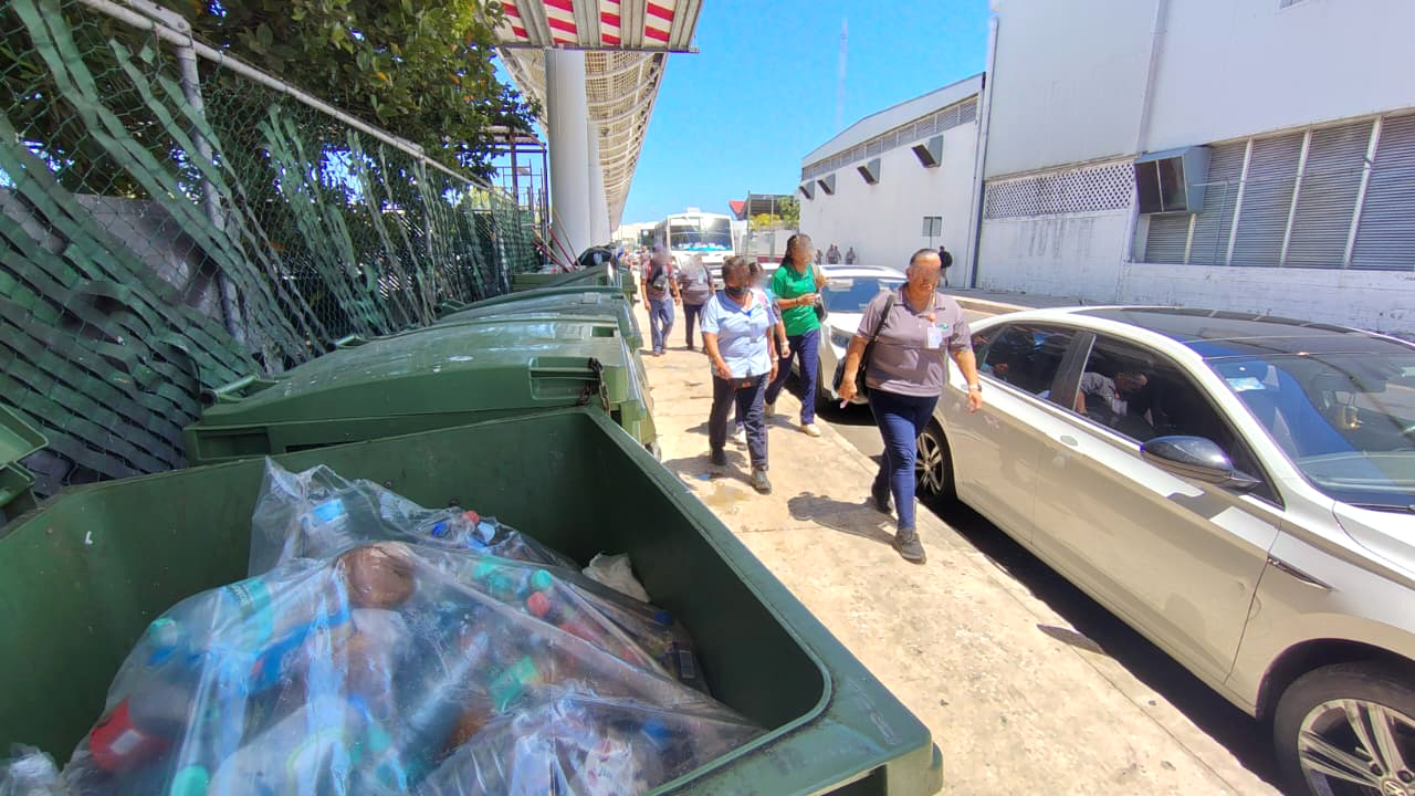 Más de 10 depósitos de residuos permanecen en la zona de bodegas de la Terminal 2